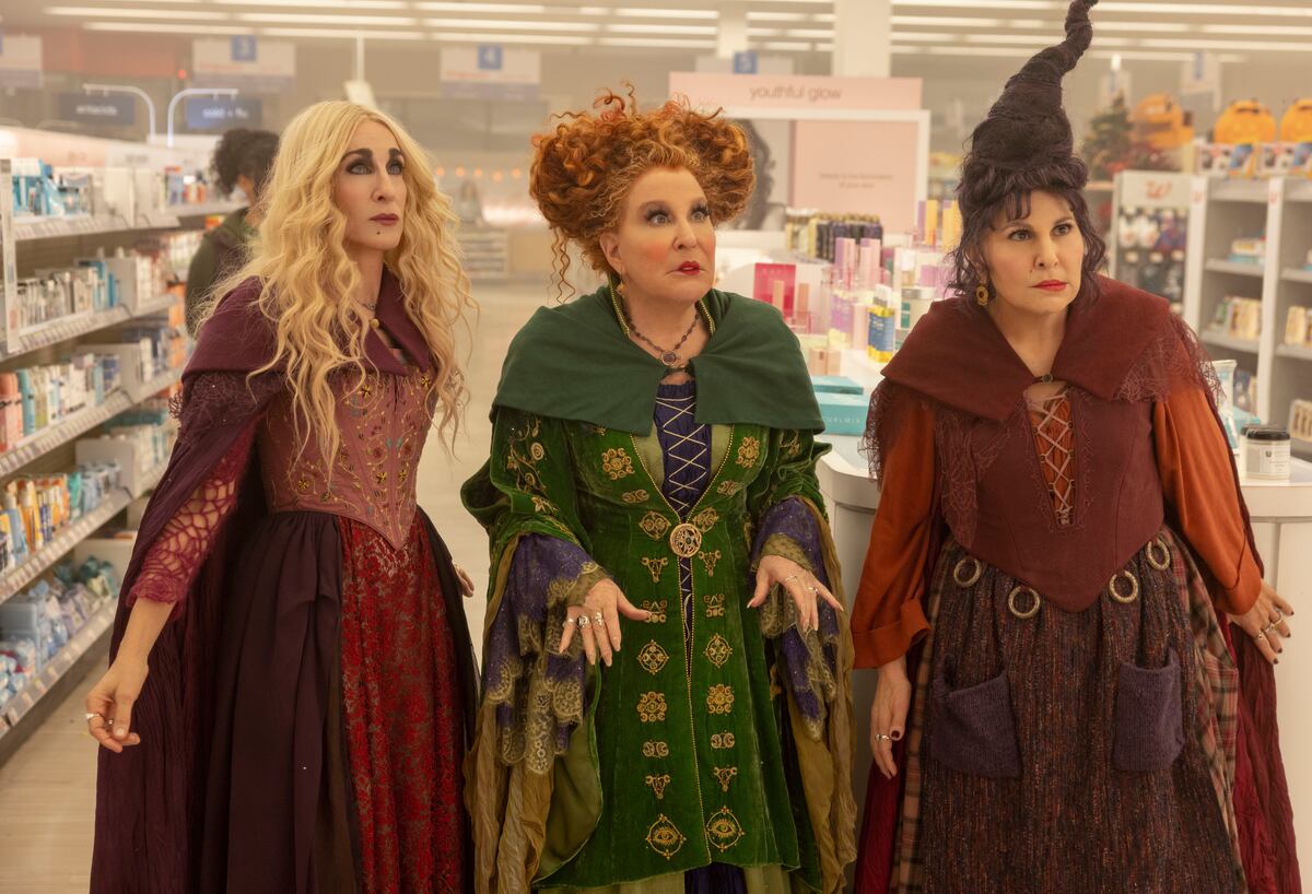 Sarah Jessica Parker como Sarah Sanderson, Bette Midler como Winifred Sanderson y Kathy Najimy como Mary Sanderson. Foto: prensa Disney.