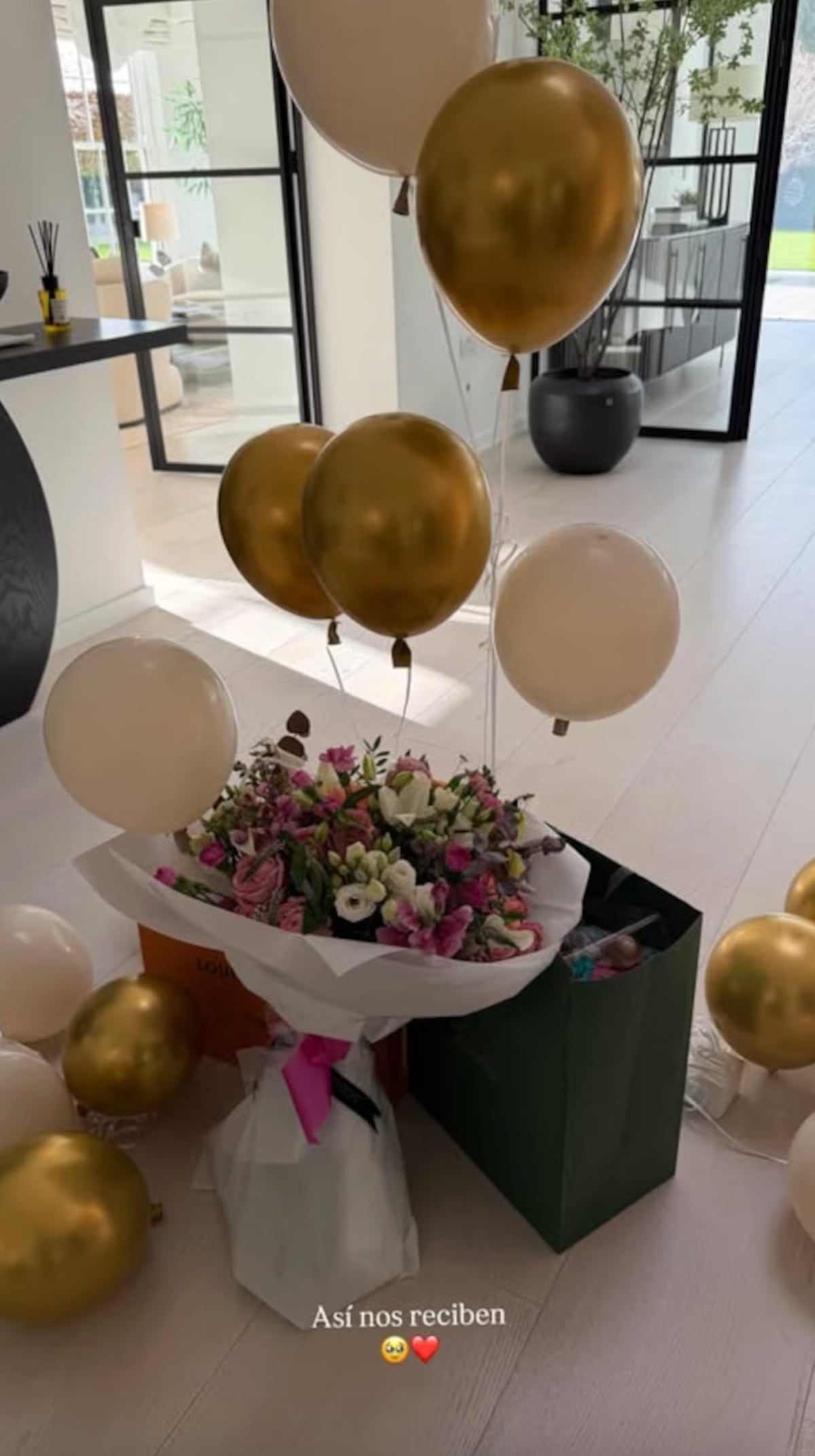 Así recibió Enzo Fernández a Valentina Cervantes en Inglaterra. (Foto: Captura de pantalla)