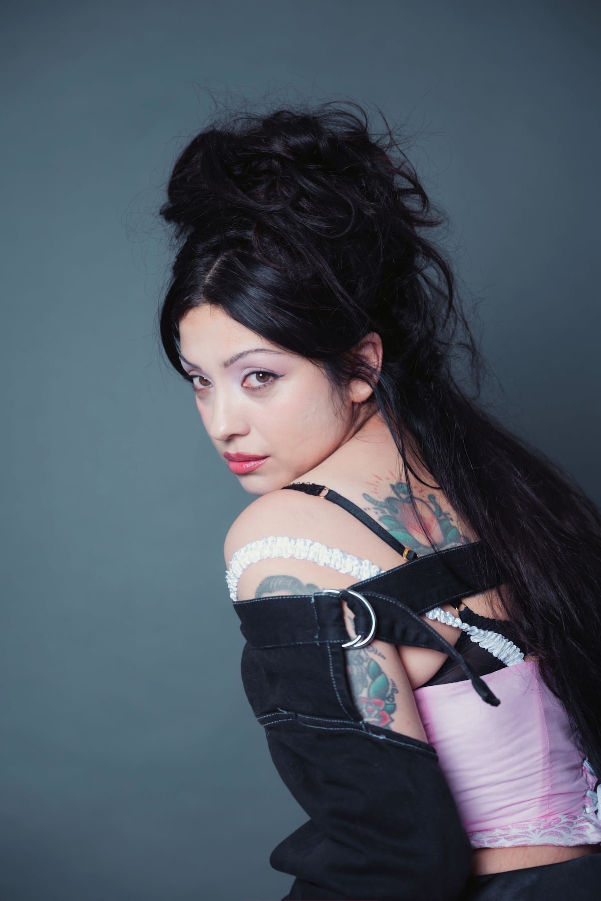 Mon Laferte, con "Motomami" propio. (Gentileza Mayra Ortiz)