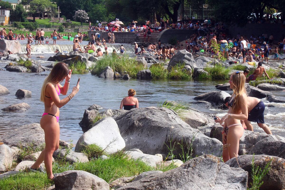 El cansancio mental provocado por el exceso de pantallas, la hiperconectividad y la dependencia a la tecnología obliga a una pausa en el uso de dispositivos. Cómo hemos llegado a este punto y qué hacer para bajar un cambio. (La Voz / Archivo)
