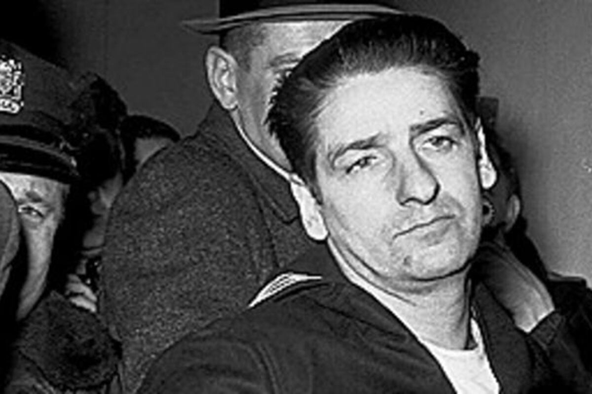 Albert Henry de Salvo, rodeado de policías.