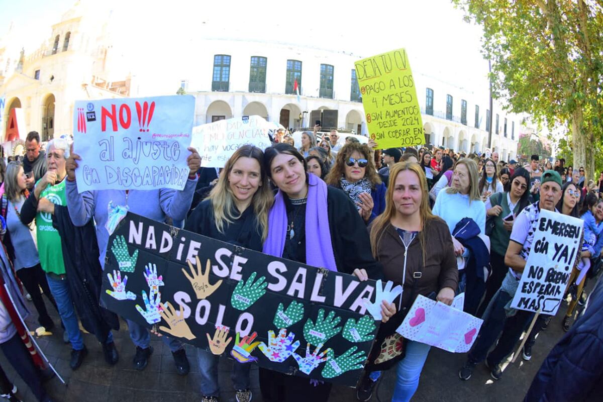 Discapacidad. Familias y pacientes se convocan en Córdoba este miércoles pidiendo la declaración de emergencia. (José Gabriel Hernández / La Voz)