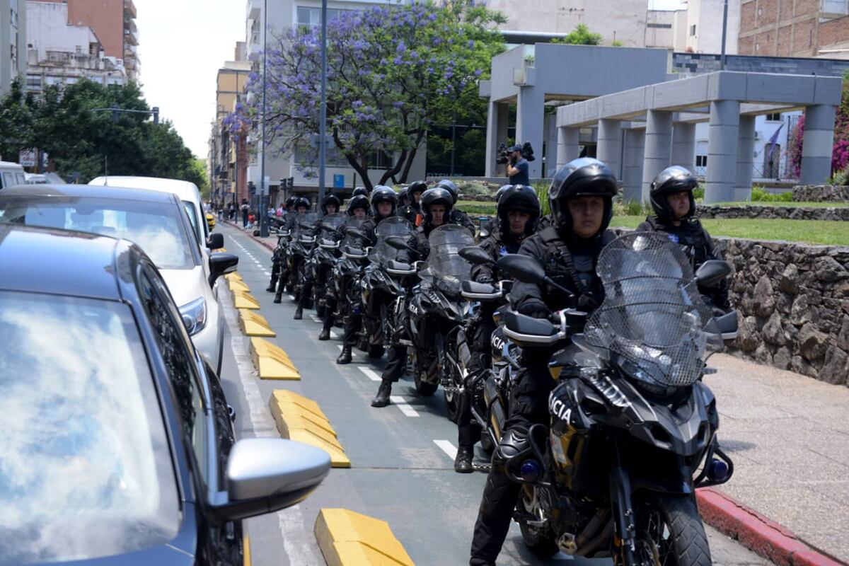 Fuerte custodia policial en la protesta del Suoem frente al Palacio 6 de Julio. (José Gabriel Hernández / La Voz)