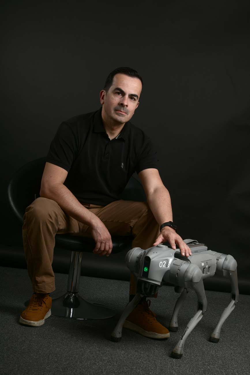 ROBOTS. Sergo Cusmai, de AiphaG, junto con una de las unidades "cuadrúpedas" que trajo para incorporar en industrias. (Ramiro Pereyra / La Voz)