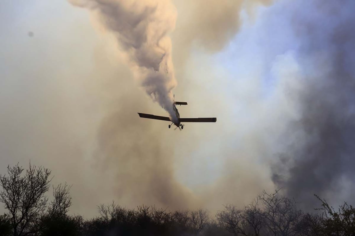 Los aviones idranes tienen menos trabajo en verano. La época de mayor riesgo de fuego va de junio a noviembre.  (La Voz)