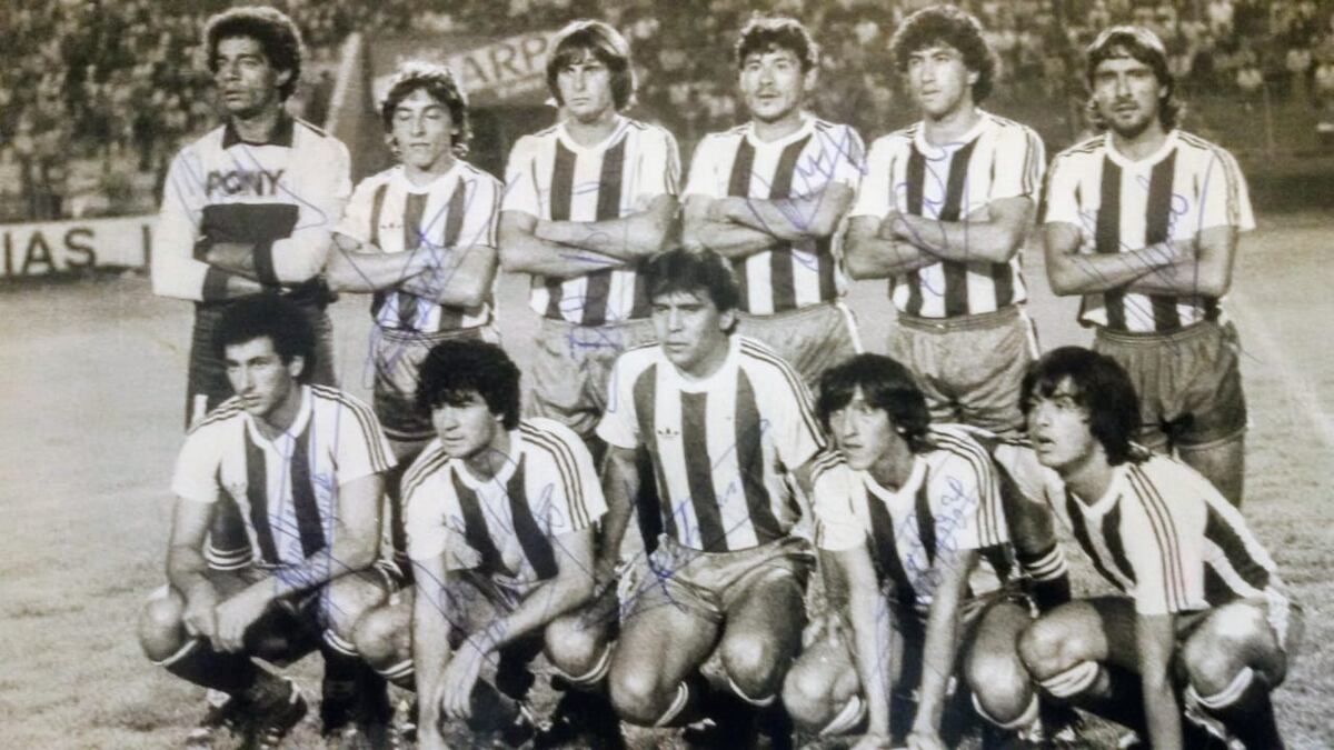 Walter Willington, de corto, al lado de algunos cracks como Valencia, Oviedo, Bevilacqua.