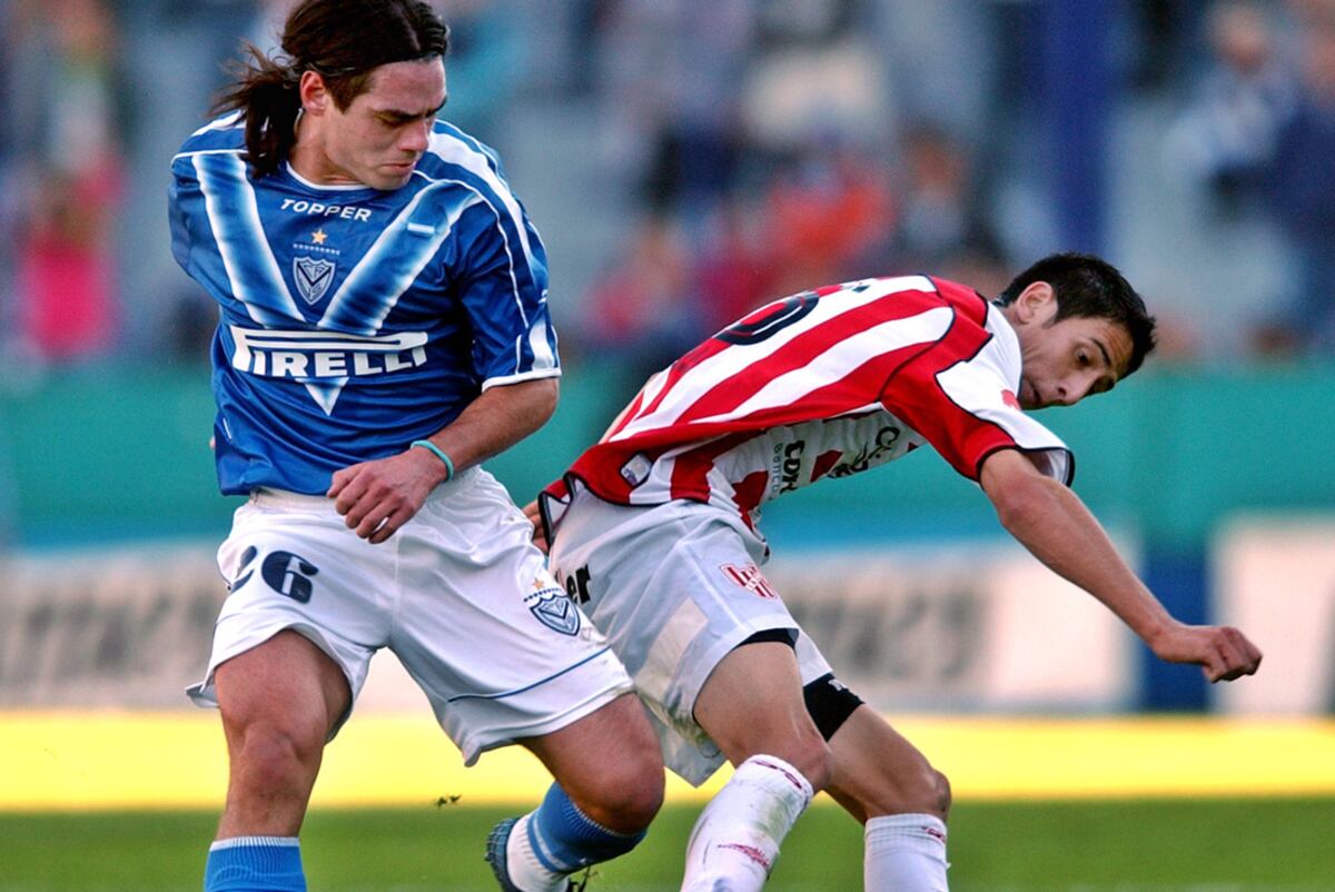Castro pelea por una pelota ante Castromán en un partido con Vélez en Liniers. (Foto: Archivo / AP)