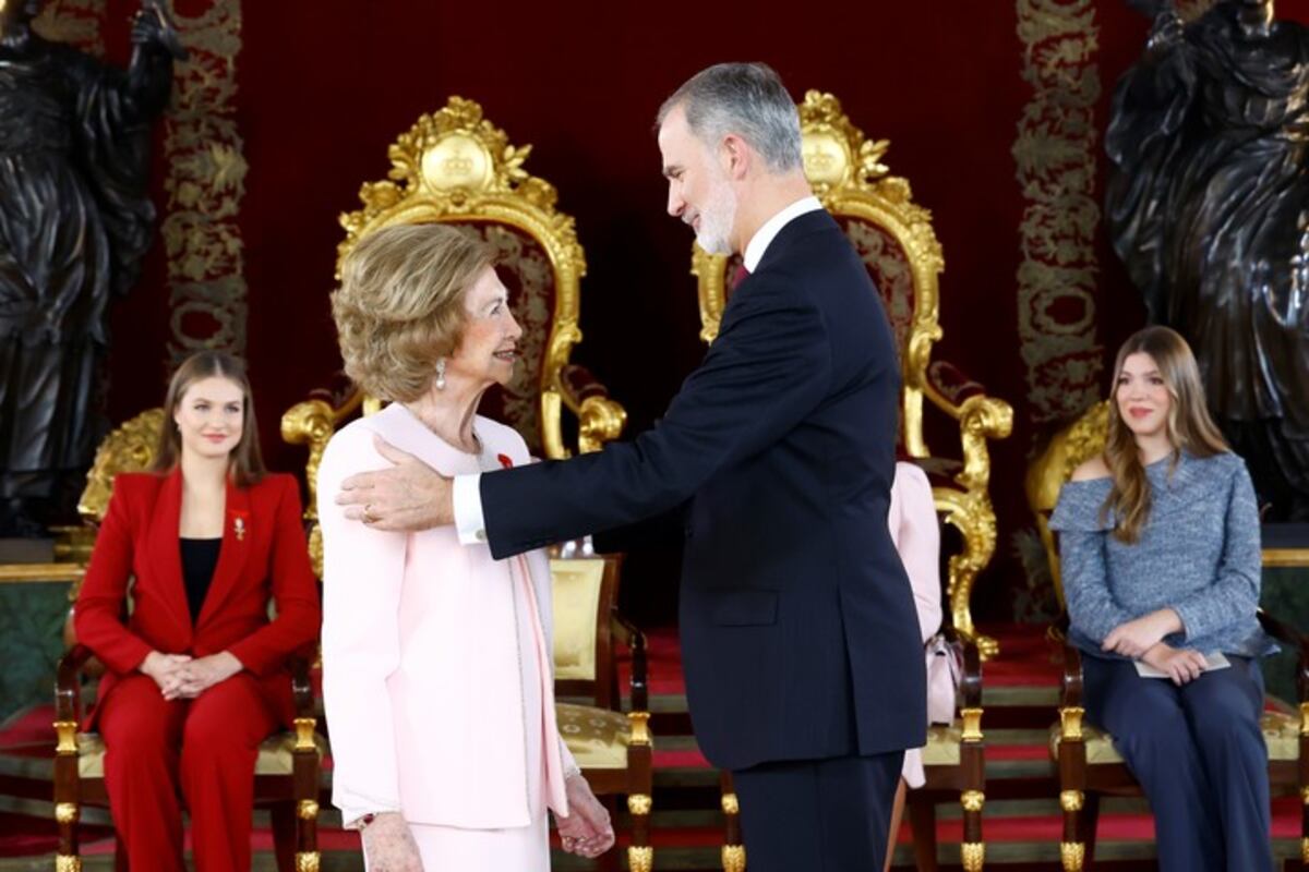 El rey Felipe VI y la Familia Real en los festejos por los 50 años de la corona española (Foto: EFE)