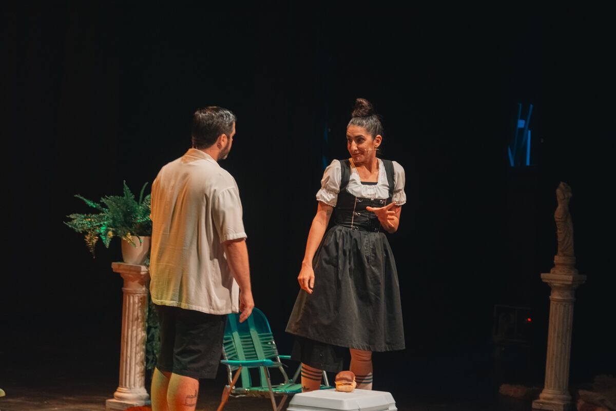Charo López y Adrián Lakerman presentan "Un barco llamado Loperman" en Córdoba. (Gentileza Matías Luberto)