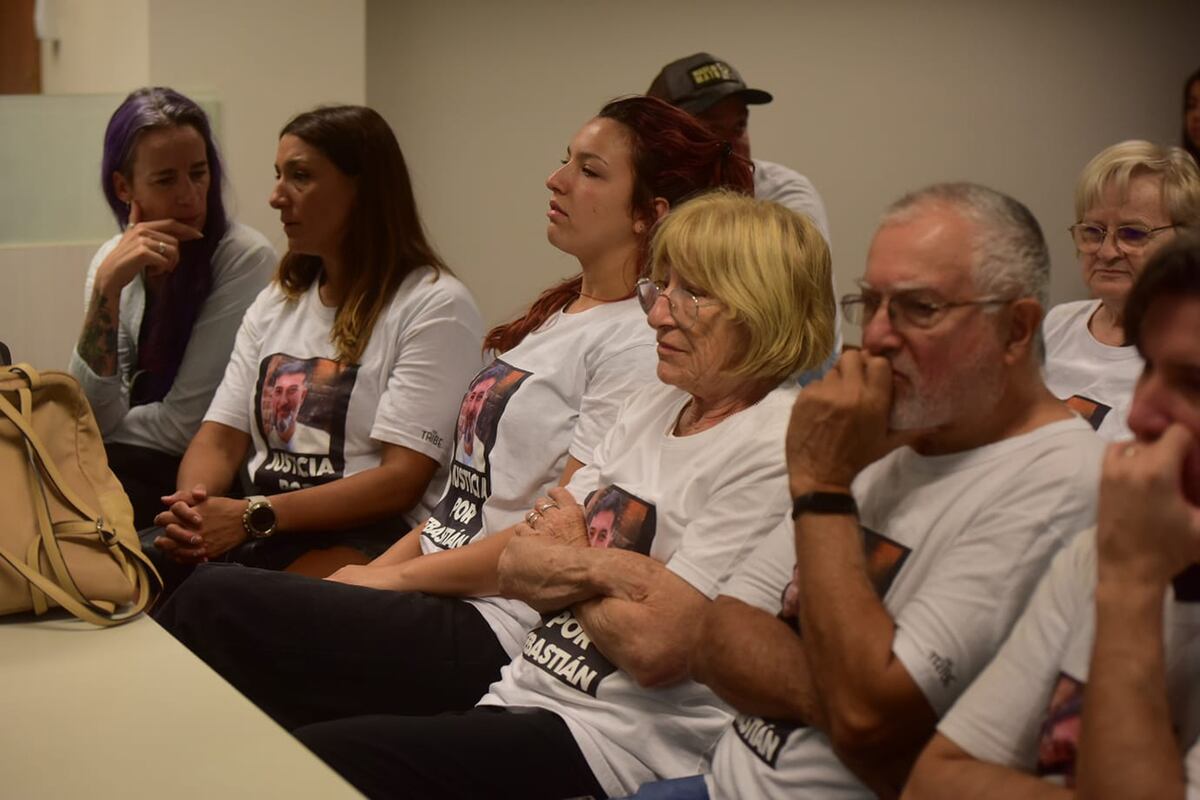 Familiares. Los familiares de la víctima siguen el debate en la banca situada detrás de los acusadores. (Nicolás Bravo / La Voz)