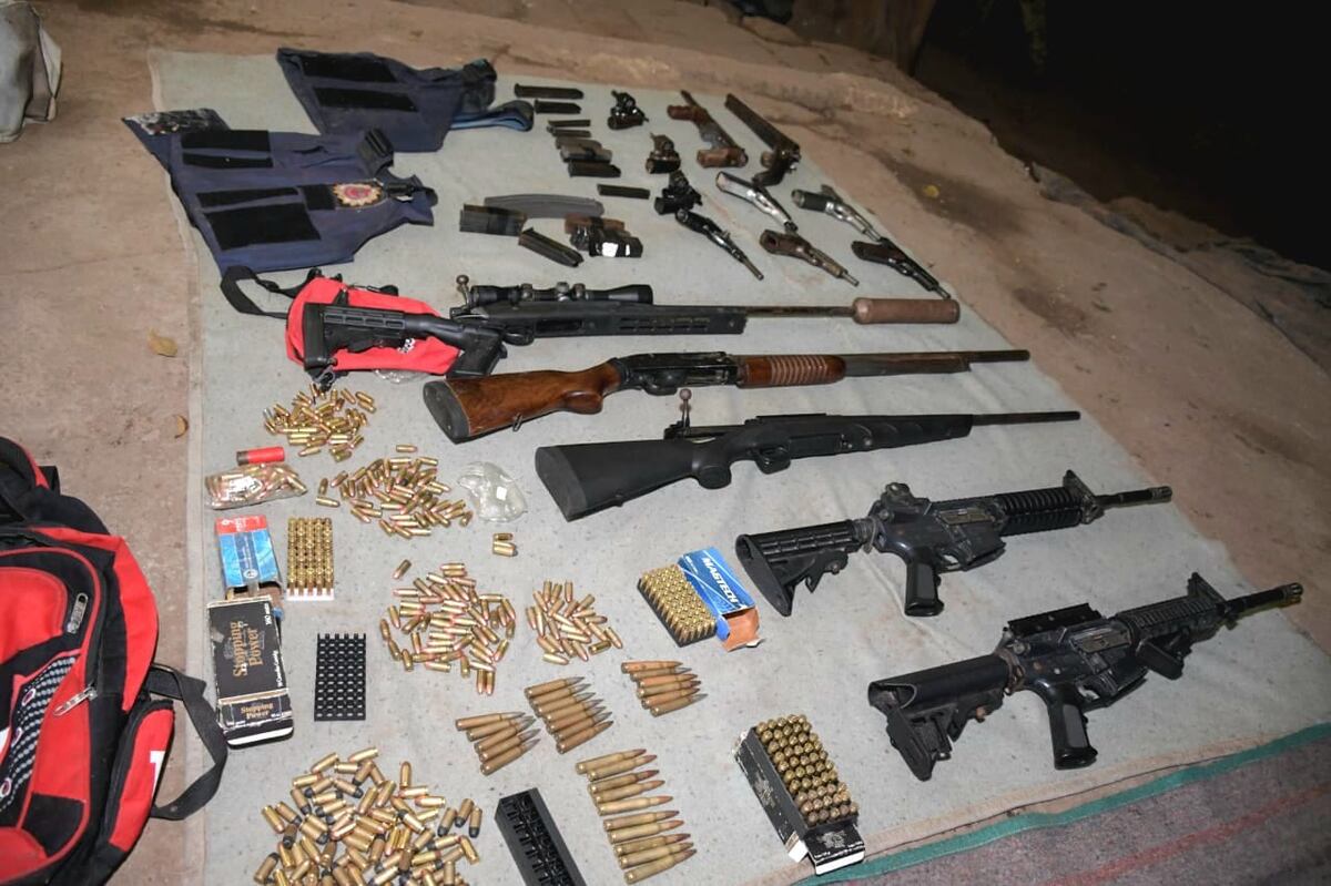 Allanamientos con secuestro de armas y municiones. (Policía)
