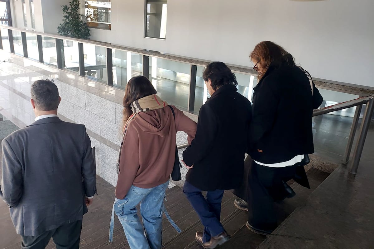 El fiscal Mana recibe a la familia de Catalina Gutiérrez. (Ramiro Pereyra / La Voz)
