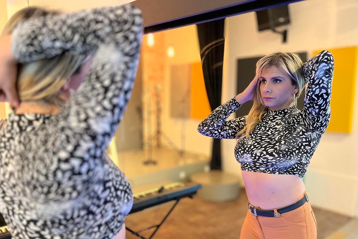 Loly Olguín en Cantacademia, su estudio de Río Cuarto. Foto: Tomy Fragueiro / La Voz. Peinado: Marcelo Terroba.