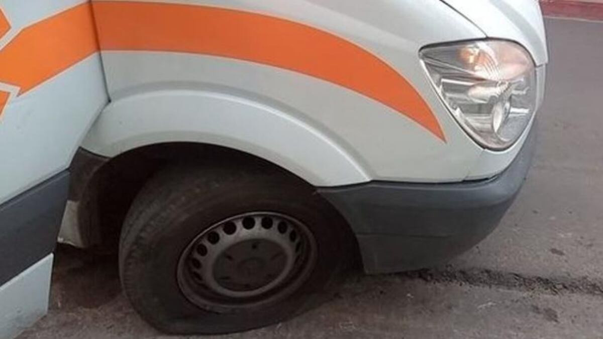Entre los vehículos afectados había una ambulancia, que funciona para el traslado de pacientes. (El Doce)