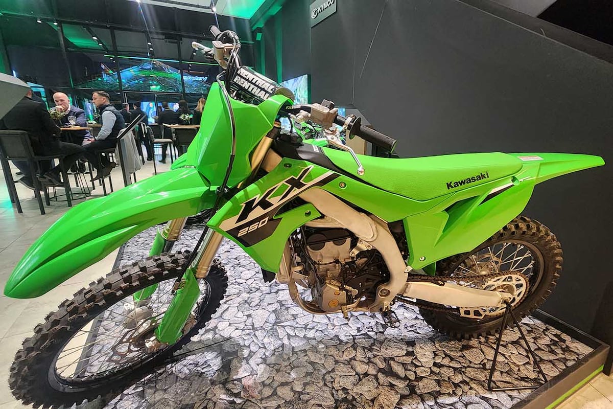 La línea off-road estará presente con su máxima representante de competencia: Kawasaki KX.