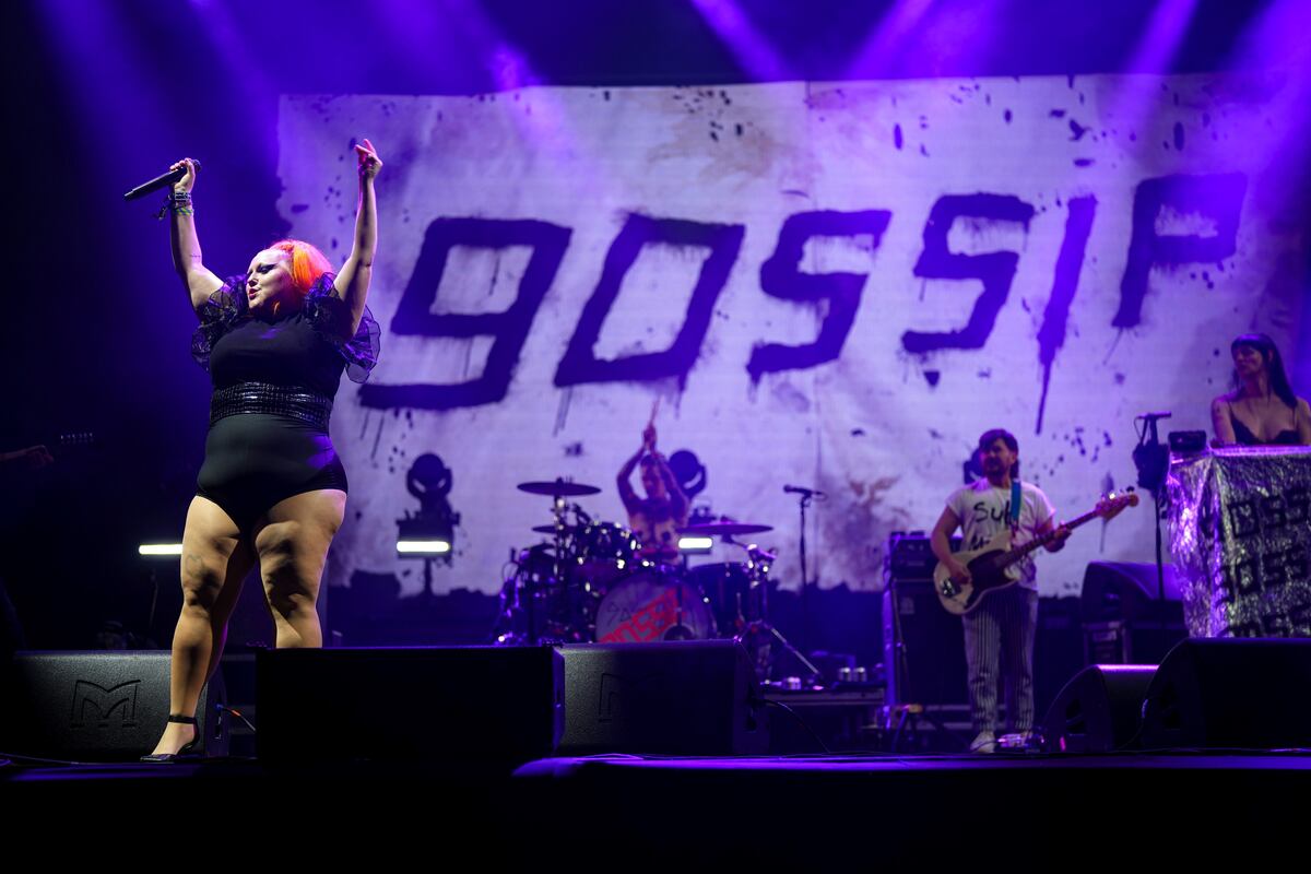 Beth Ditto, cantante de Gossip, a pleno en Glastonbury 2024. (AP)