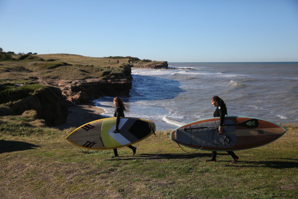 Para quienes todavía no se animen a practicarlo pero si mirarlo, tienen un atractivo más al observar las playas llenas de surfistas atrapando las mejores olas. (Foto: La Voz)