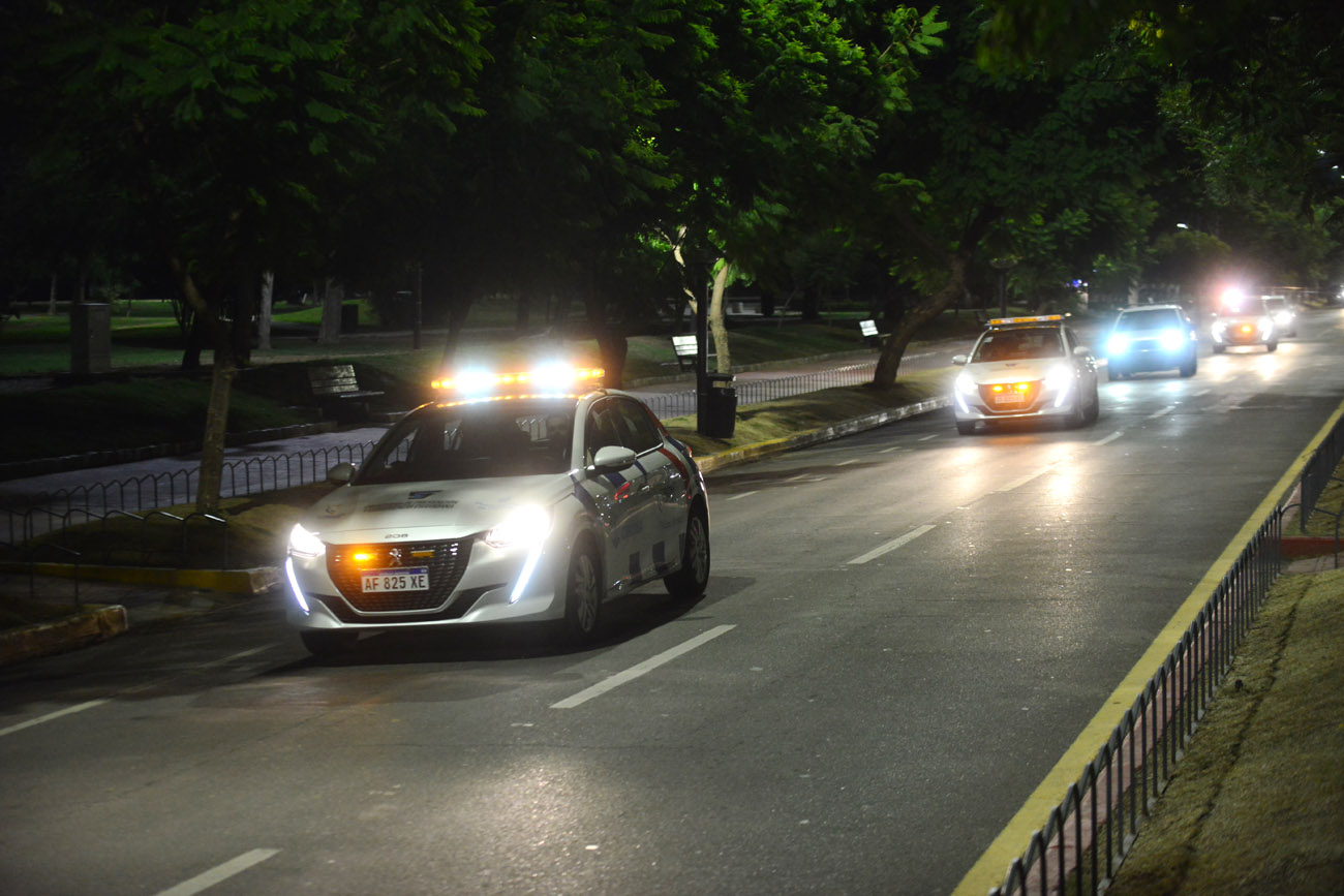 Tres unidades de la patrulla de Prevención Municipal, coinciden en la avenida Deodoro Roca del parque Sarmiento. (Nicolás Bravo / La Voz)
