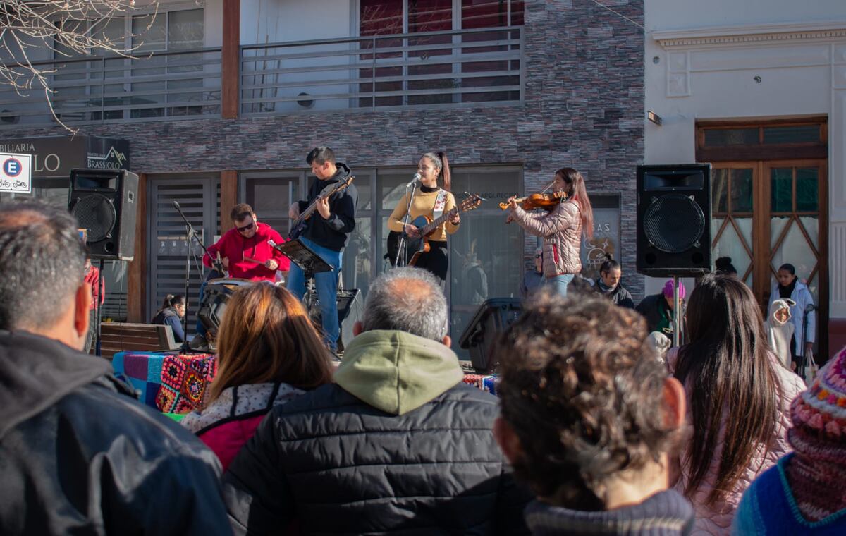 Capilla del Monte, Música en la calle, ante turistas, durante la Fiesta del Tejido Artesanal. (Municipio)
