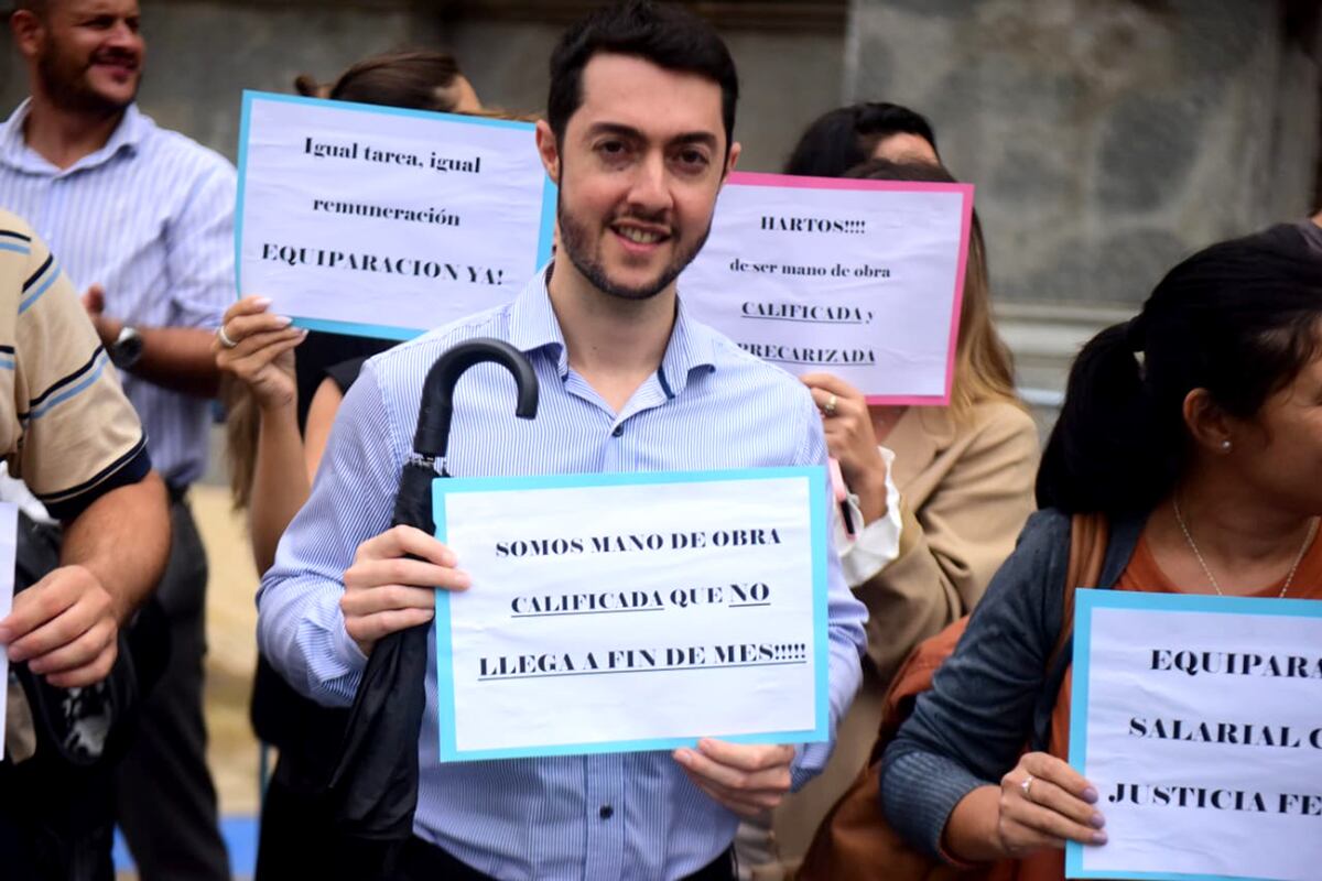 Reclamo. Los autoconvocados reclaman por la precarización de su tarea calificada. (José Gabriel Hernández / La Voz)