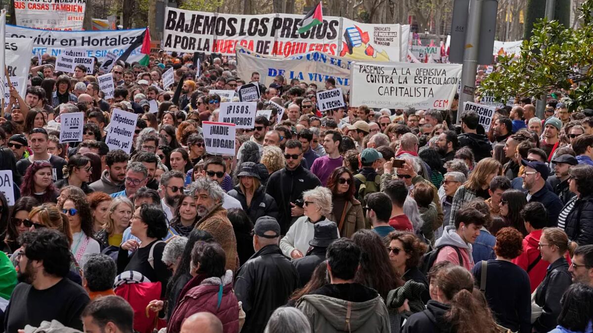 Manifestantes protestan contra el turismo masivo, la escasez de viviendas y los altos costos de vida(Foto:The Associated Press)