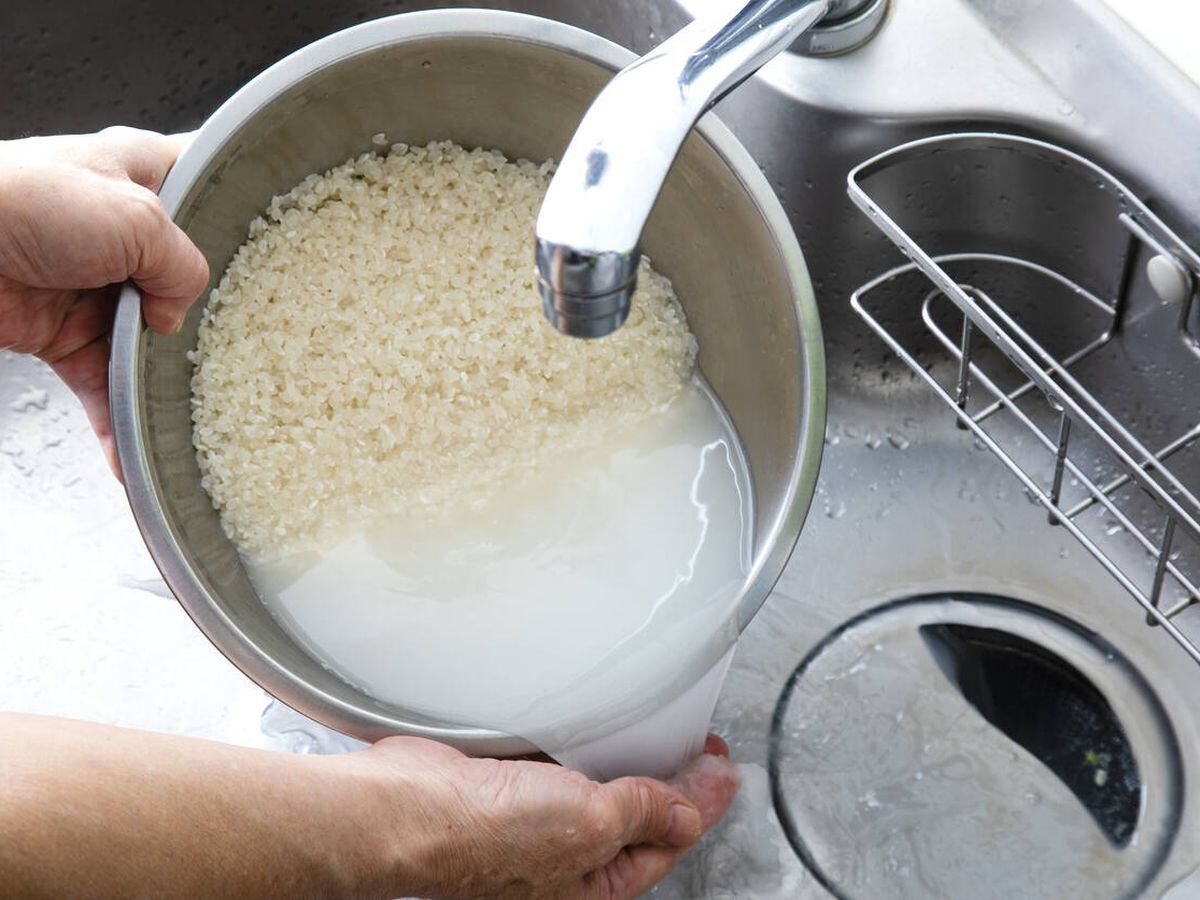 Los expertos recomiendan remojar el arroz antes de cocinarlo.