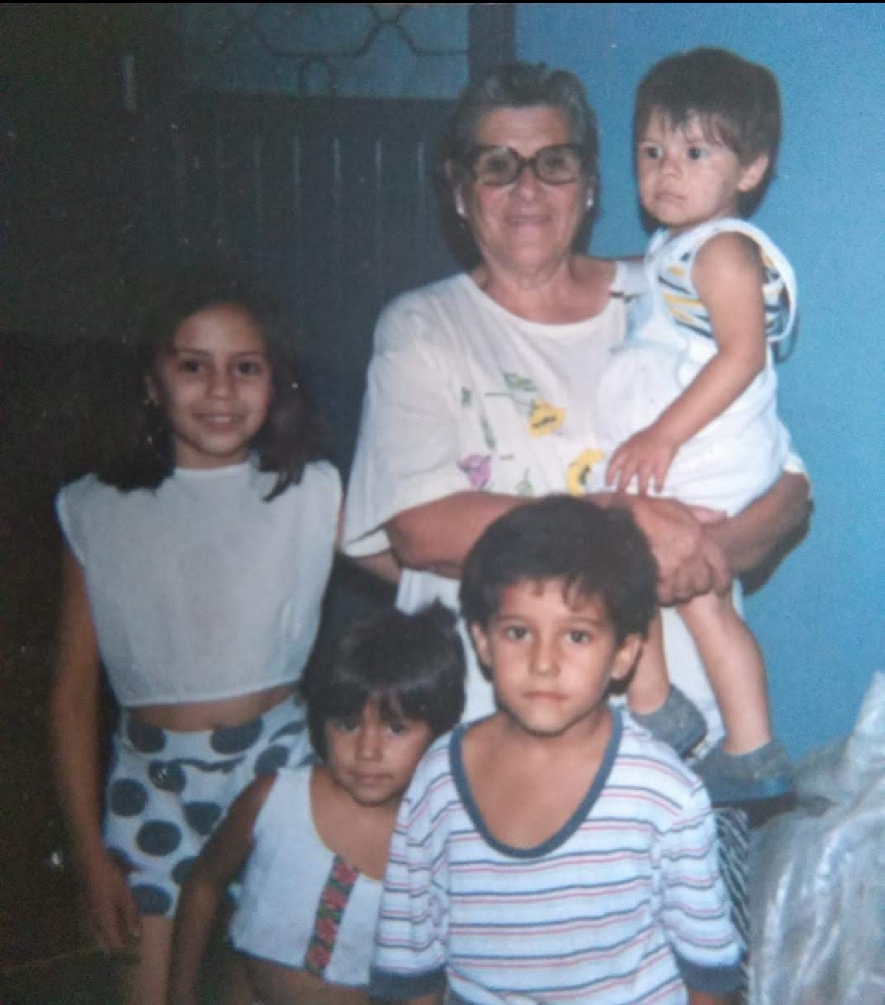 Tiene pocas fotos de su infancia y de su familia. Cuando terminaba las clases, se iba de vacaciones unos días a la casa de la abuela en Santa Isabel. Amaba las cajitas con sus botones. (Gentileza)