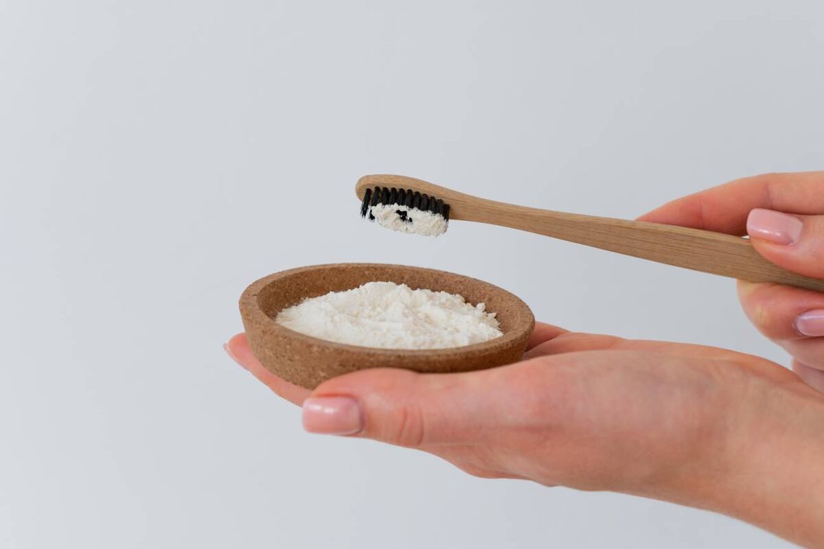 Después de cumplir su función en la higiene bucal, un cepillo de dientes viejo puede ser la mejor herramienta para limpiar rincones difíciles y cuidar el planeta al mismo tiempo. (Freepik)