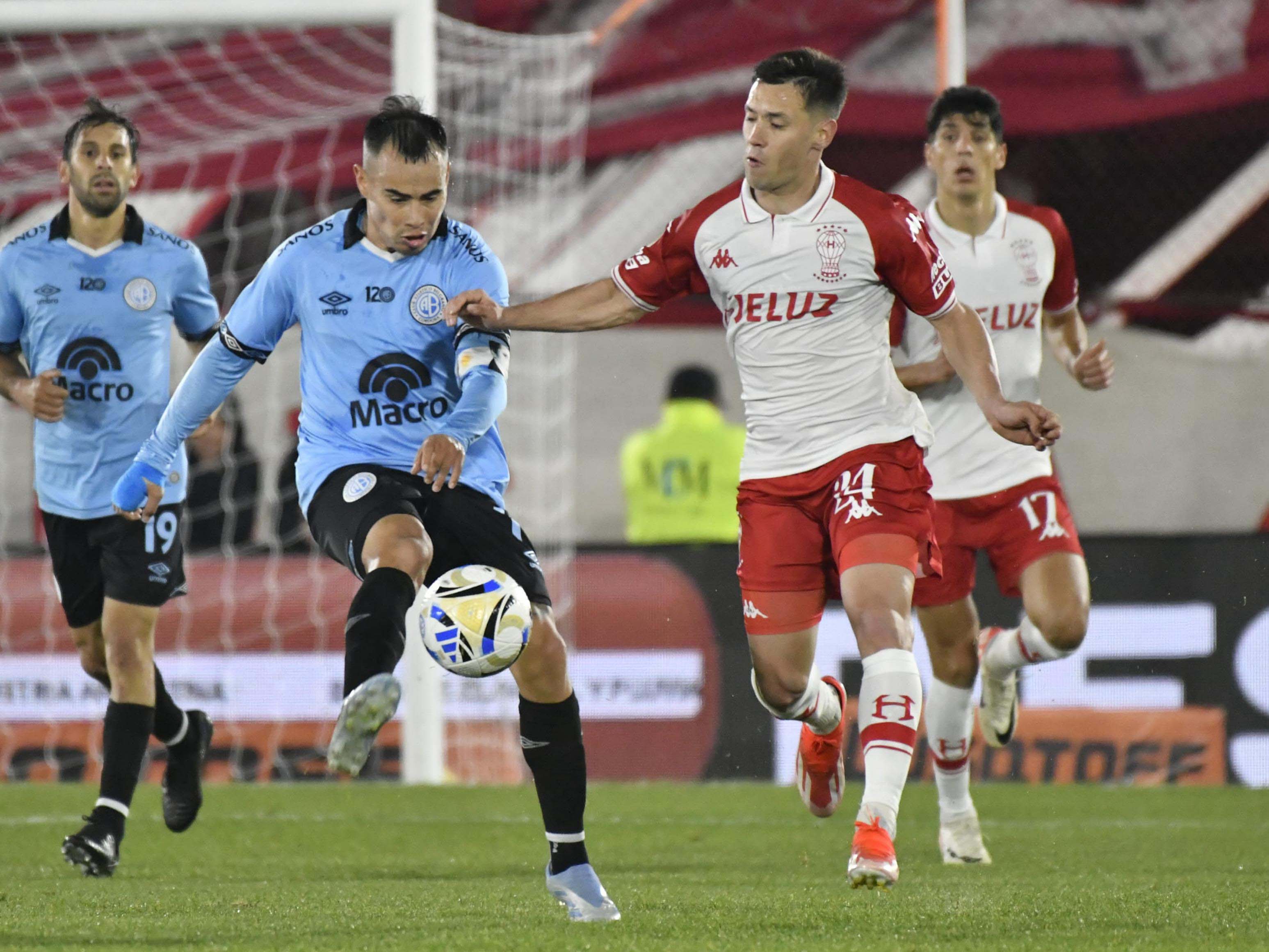 Zelarayán en acción. Fue ante Huracán en el arranque del Clausura, el día de su primer gol en el regreso a la B. (Fotobaires)