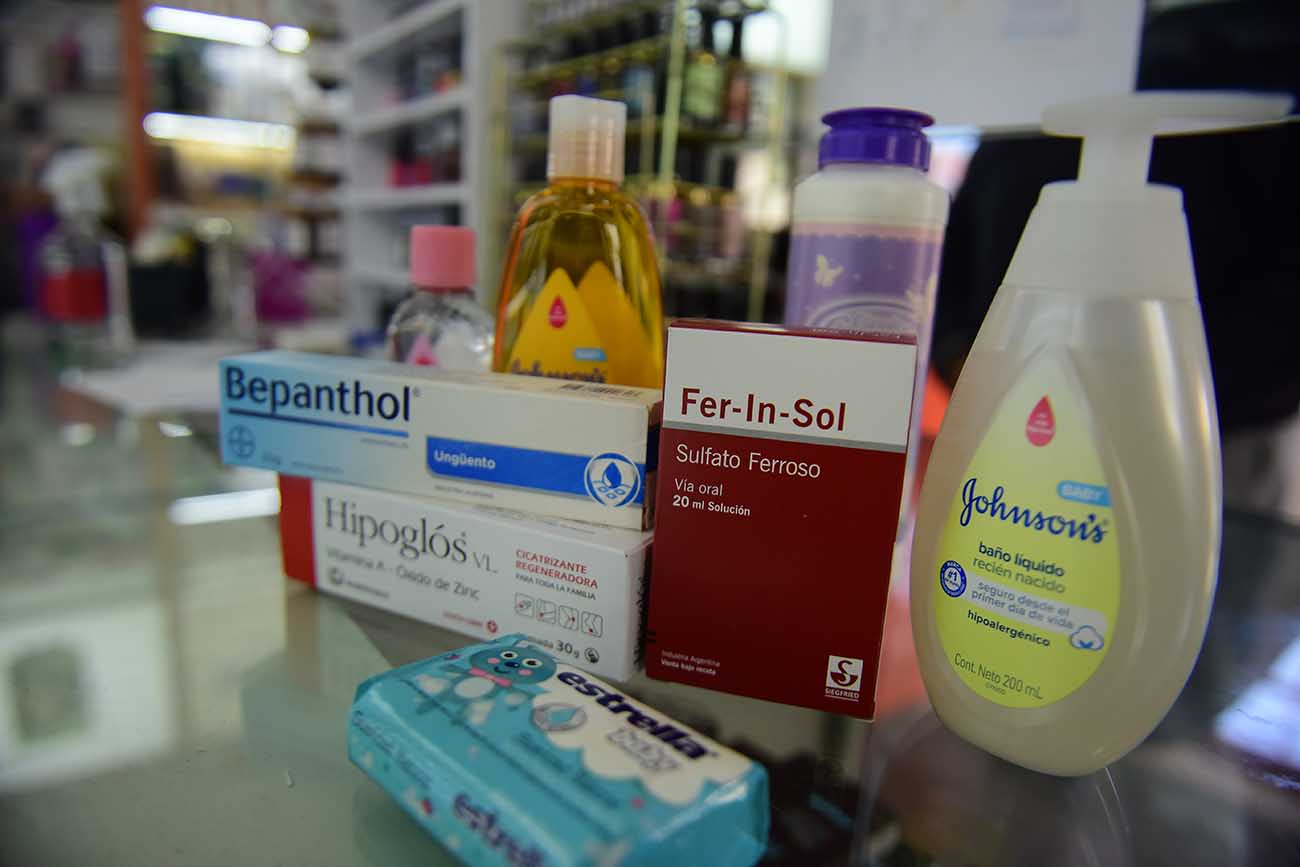 Releamiento de precios de medicamentos en farmacias de la ciudad de Córdoba . (José Gabriel Hernández / La Voz)