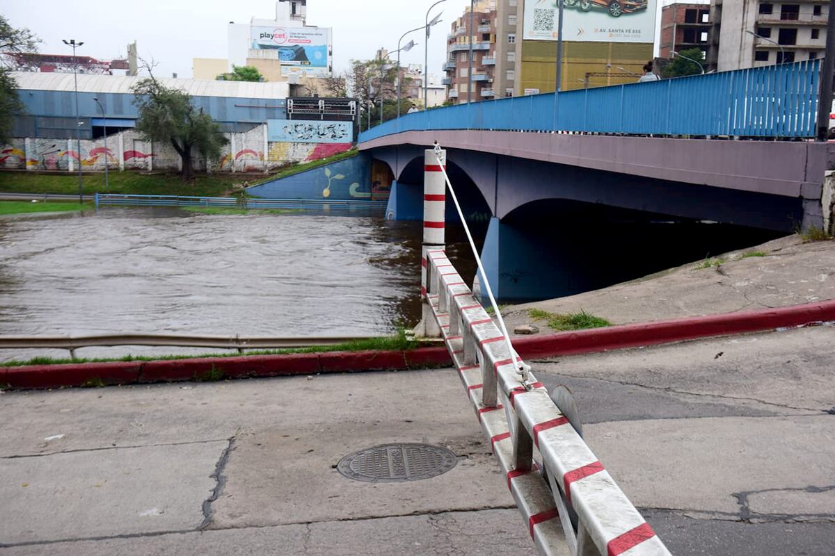 Cierre total de la Costanera y caos de tránsito en la ciudad de Córdoba. (José Gabriel Hernández / La Voz)