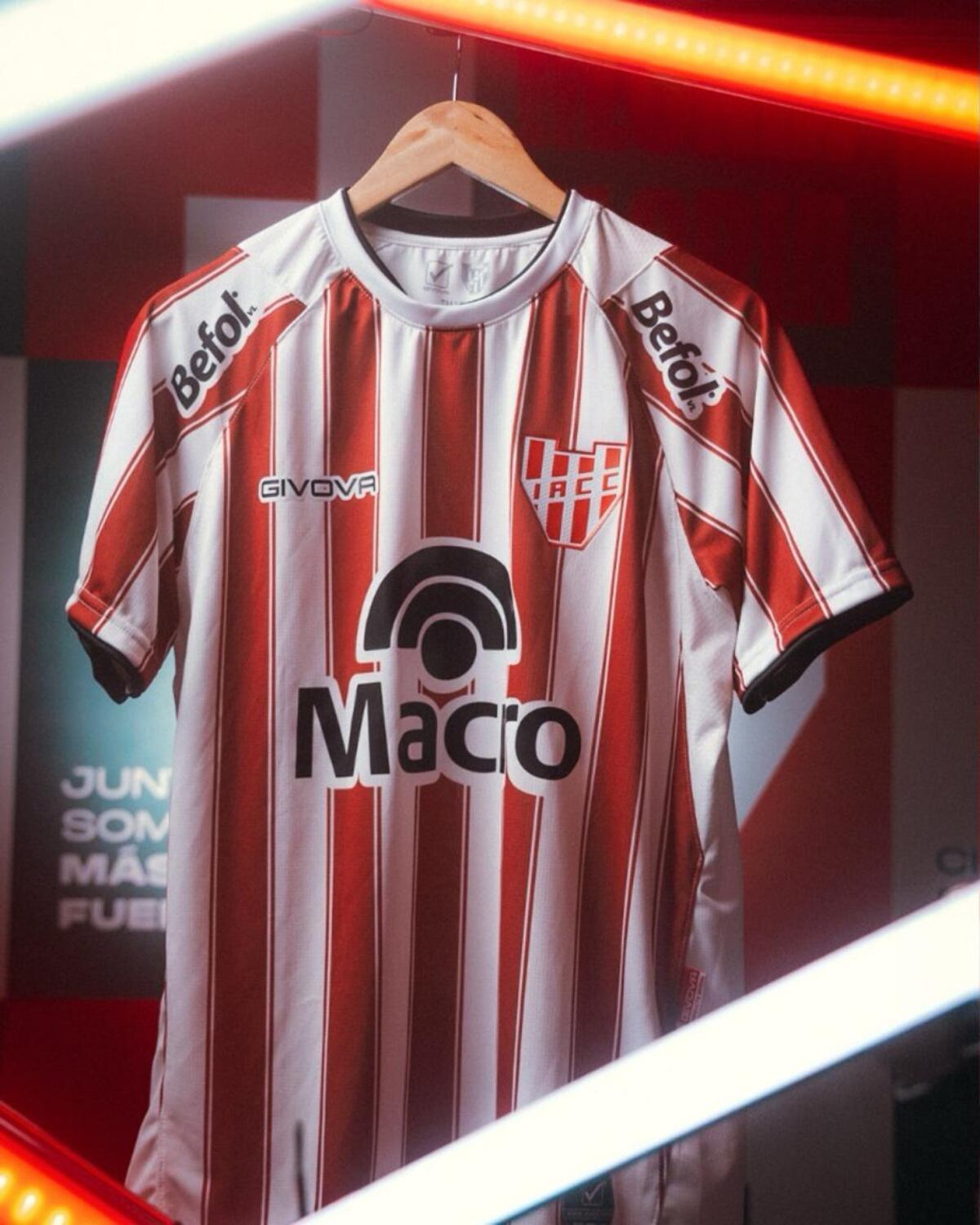 Instituto y Givova presentaron la nueva camiseta. (Prensa)