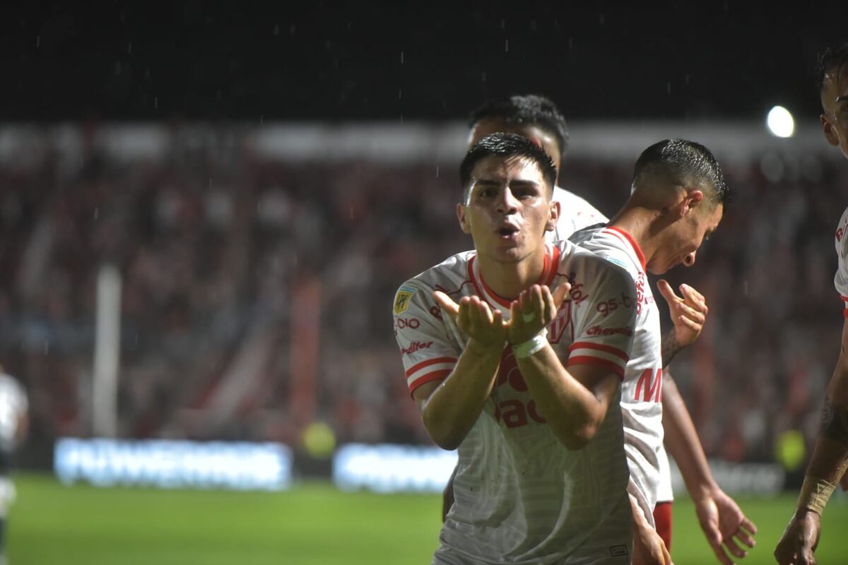 Alex Luna festeja el segundo gol de Instituto ante Gimnasia. (Facundo Luque / La Voz)