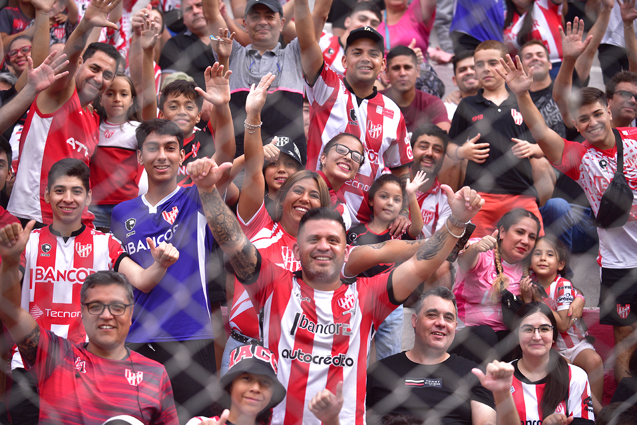 Fotos de hinchas de Instituto en el estadio Monumental en el partido ante Sarmiento de Junín para la Liga Profesional. (Ramiro Pereyra)