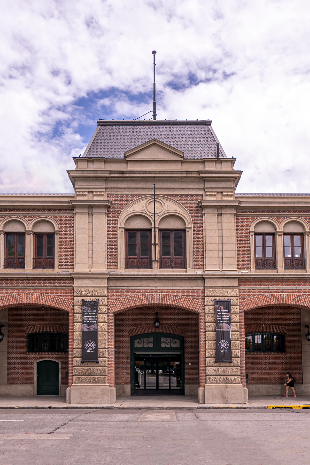 Antiguas cocheras. El histórico edificio de 1899 donde se guardaban los coches presidenciales, hoy alberga al Mercado de los Carruajes. (Gentileza: Mercado de los Carruajes)