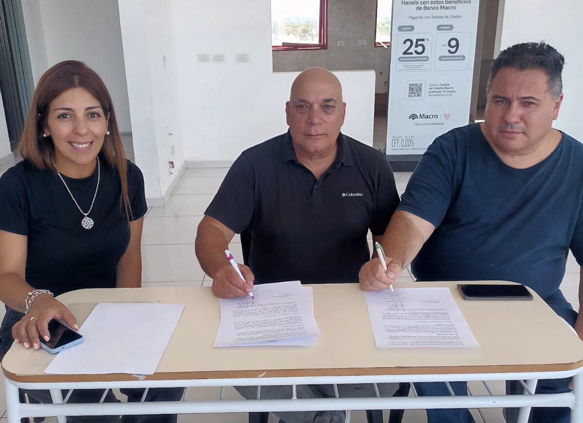 El club selló un acuerdo de cooperación con la Universidad Siglo 21 que incluye capacitaciones, acciones de salud, beneficios académicos, becas y descuentos para jugadores federados.