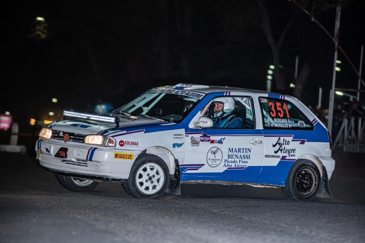 Gustavo Bergara y Mario Morales, en acción. Chirrido de neumáticos en los frenajes sobre el asfalto y aceleración plena. El Rally Regional Cordobés se lució en la noche rioprimerense.