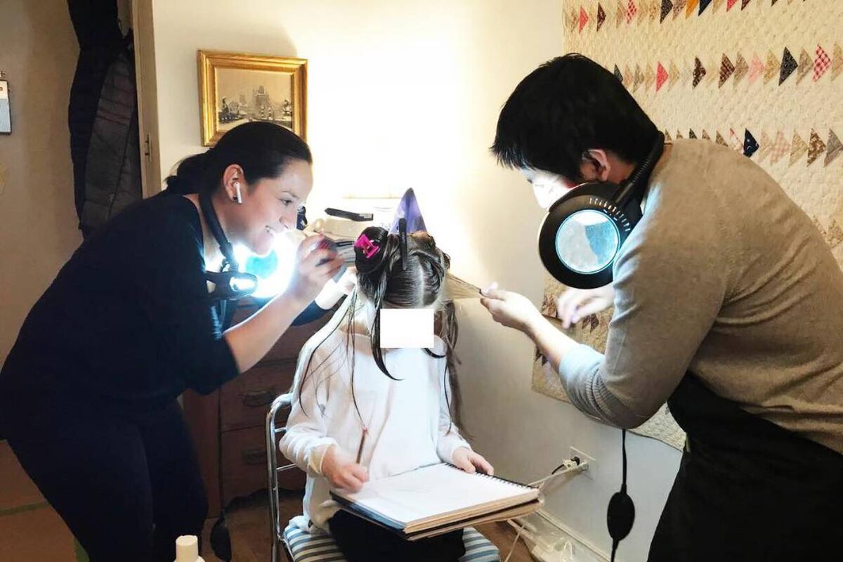 Los consejos de una experta que se gana la vida en Estados Unidos sacando piojos. (Larger Than Lice)