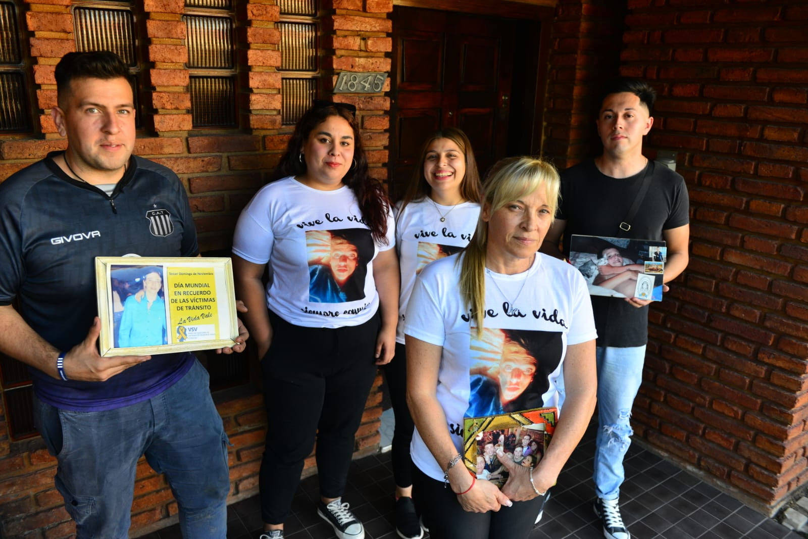 Familia. La mamá de Nicolás, Roxana Maldonado, familiares y amigos, reclaman justicia. (José Gabriel Hernández / La Voz)