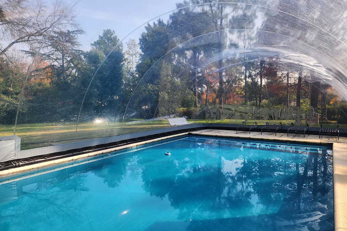 La burbuja de invierno aprovecha el calor que libera el agua de la piscina, lo que permite que el PVC se mantenga limpio.
