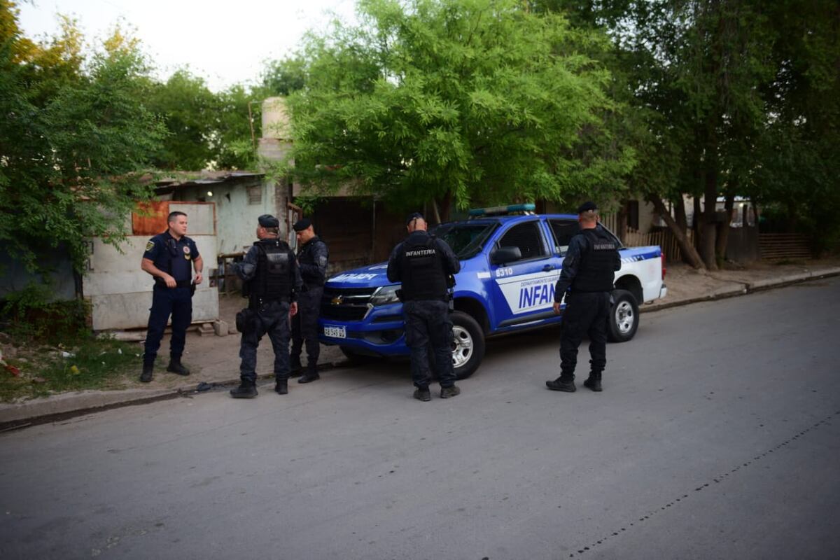 Fernanda María Paz fue asesinada de un balazo en barrio Parque República de Córdoba Capital. Policías trabajan en la zona del crimen. (Javier Ferreyra)