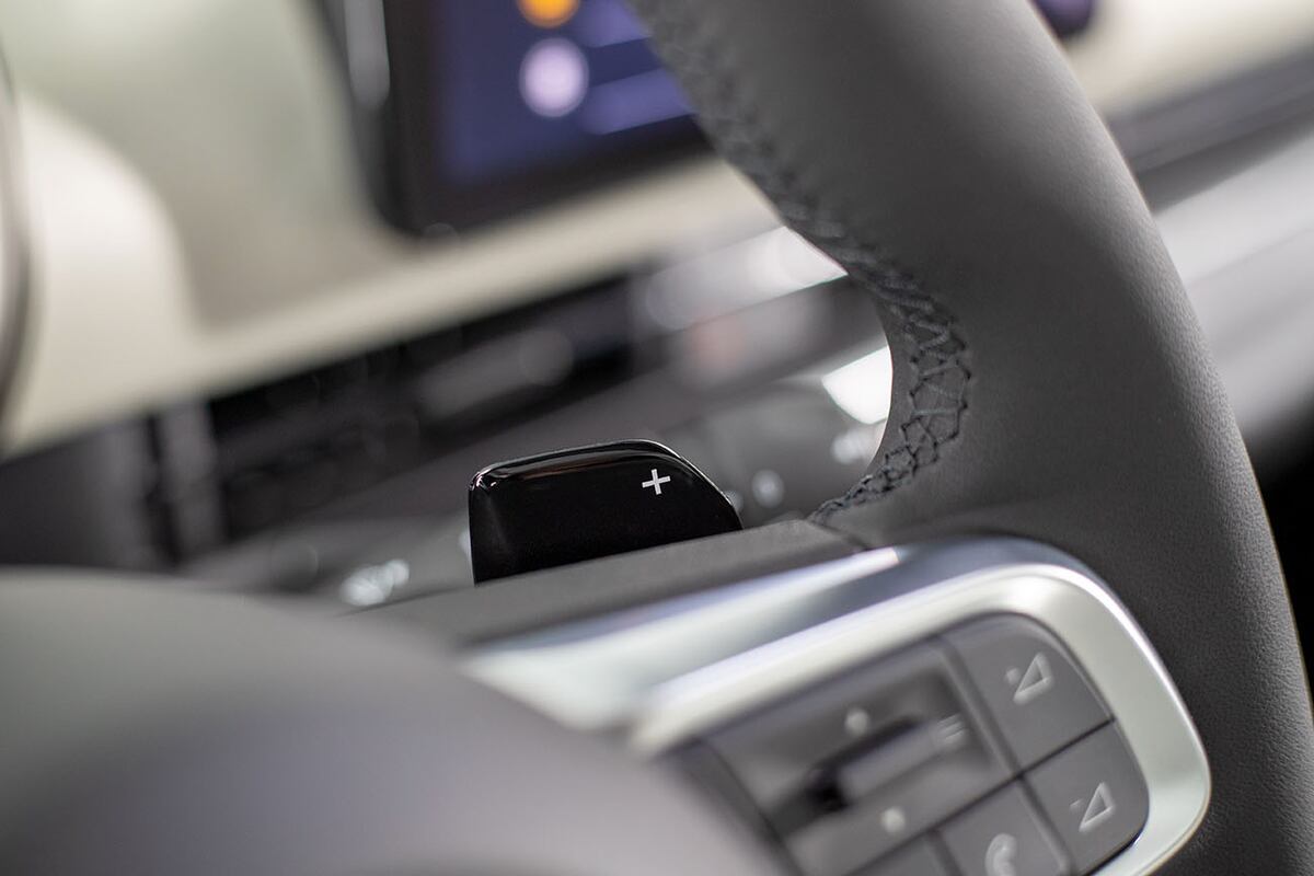 La transmisión automática e-DCT de seis velocidades con doble embrague cuenta con paddle shifters, levas que permiten al conductor cambiar las marchas de forma manual y secuencial en un vehículo automático.