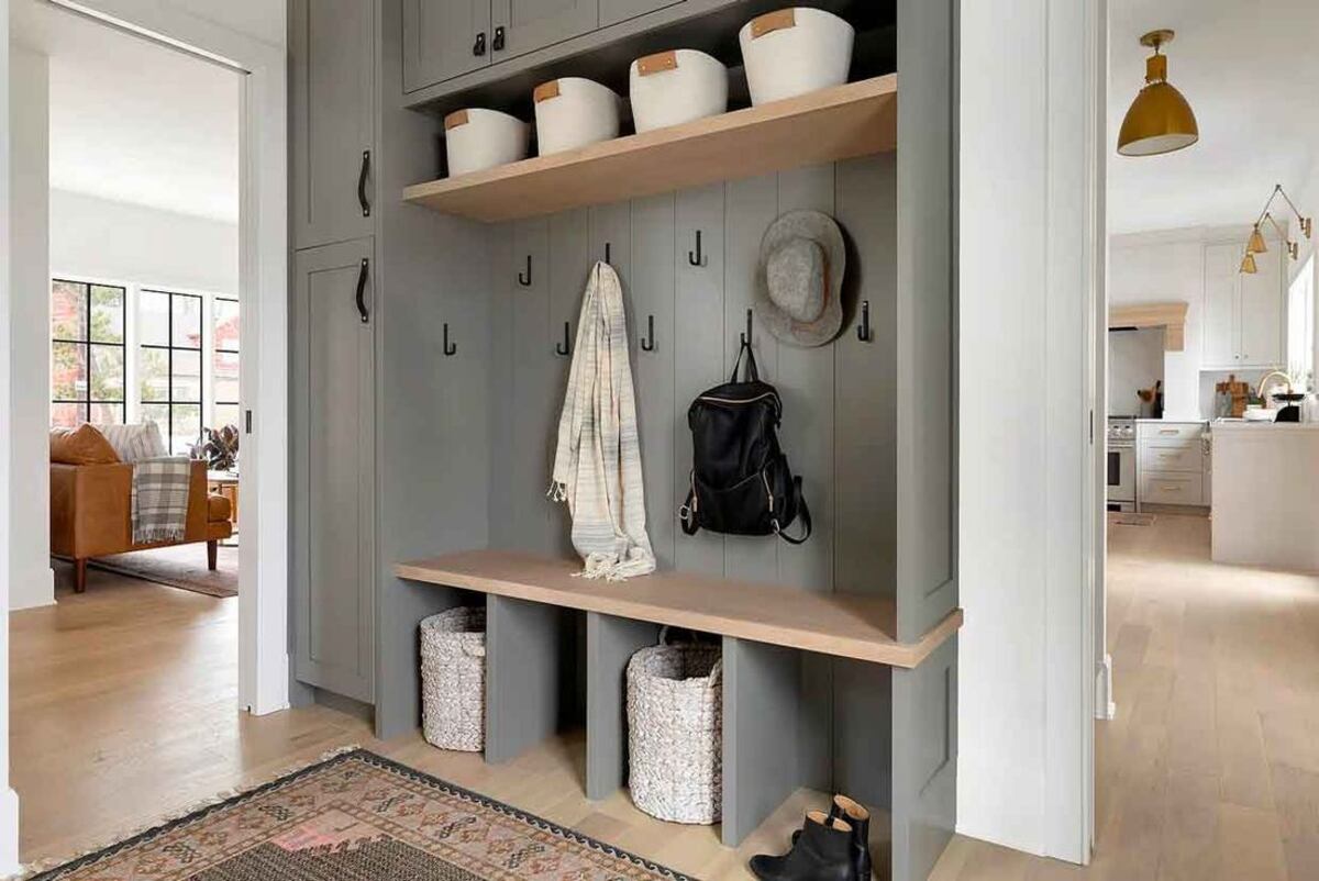 Espacio para colgar y guardar en el ingreso al hogar – Ph:@pinterest / Ferrocons