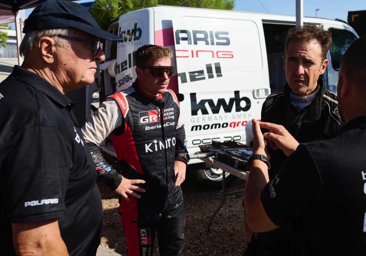 Federico (a la derecha), junto con su navegante y su padre, Guillermo Mogni, quien en los 80 colaborara con la organización del Rally de Argentina en la zona de Punilla. (Gentileza KFoto).