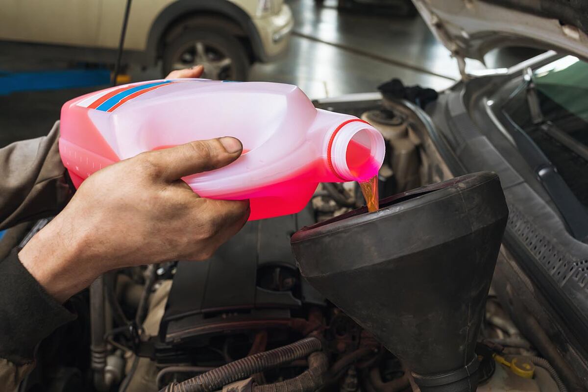 El líquido refrigerante protege el motor contra la corrosión y además no se congela cuando las temperaturas están por debajo de los 0°C.