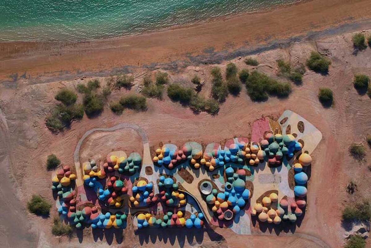 Se trata de una serie de cúpulas a pequeña escala construidas con la técnica de superadobe.