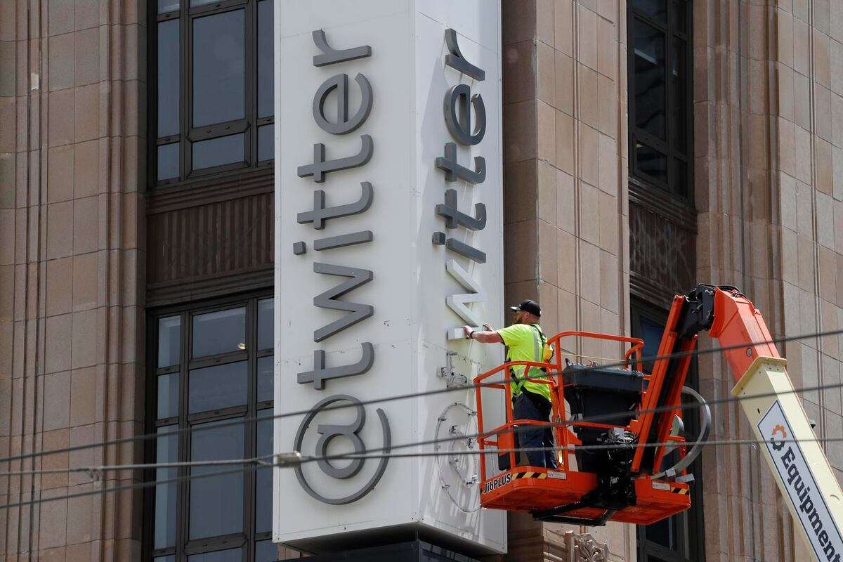 La red social Twitter, ahora llamada X, retiró el cartel de sus oficinas centrales en San Francisco. Publicó la agencia EFE.