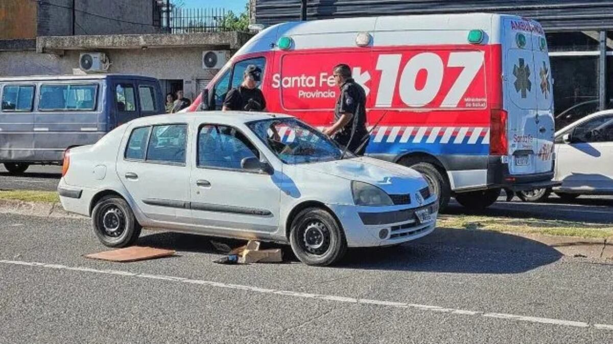 Impactante choque en Santa Fe: un ciclista terminó incrustado en el parabrisas de un auto. (Gentileza)
