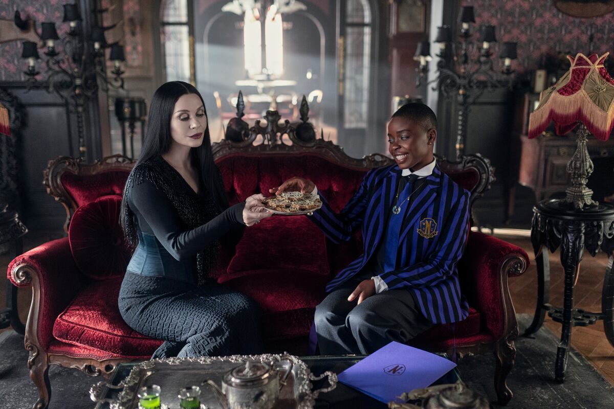 Catherine Zeta-Jones como Morticia Addams y Joy Sunday como Bianca Barclay en el episodio 202 de "Merlina". (Jonathan Hession/ Netflix)