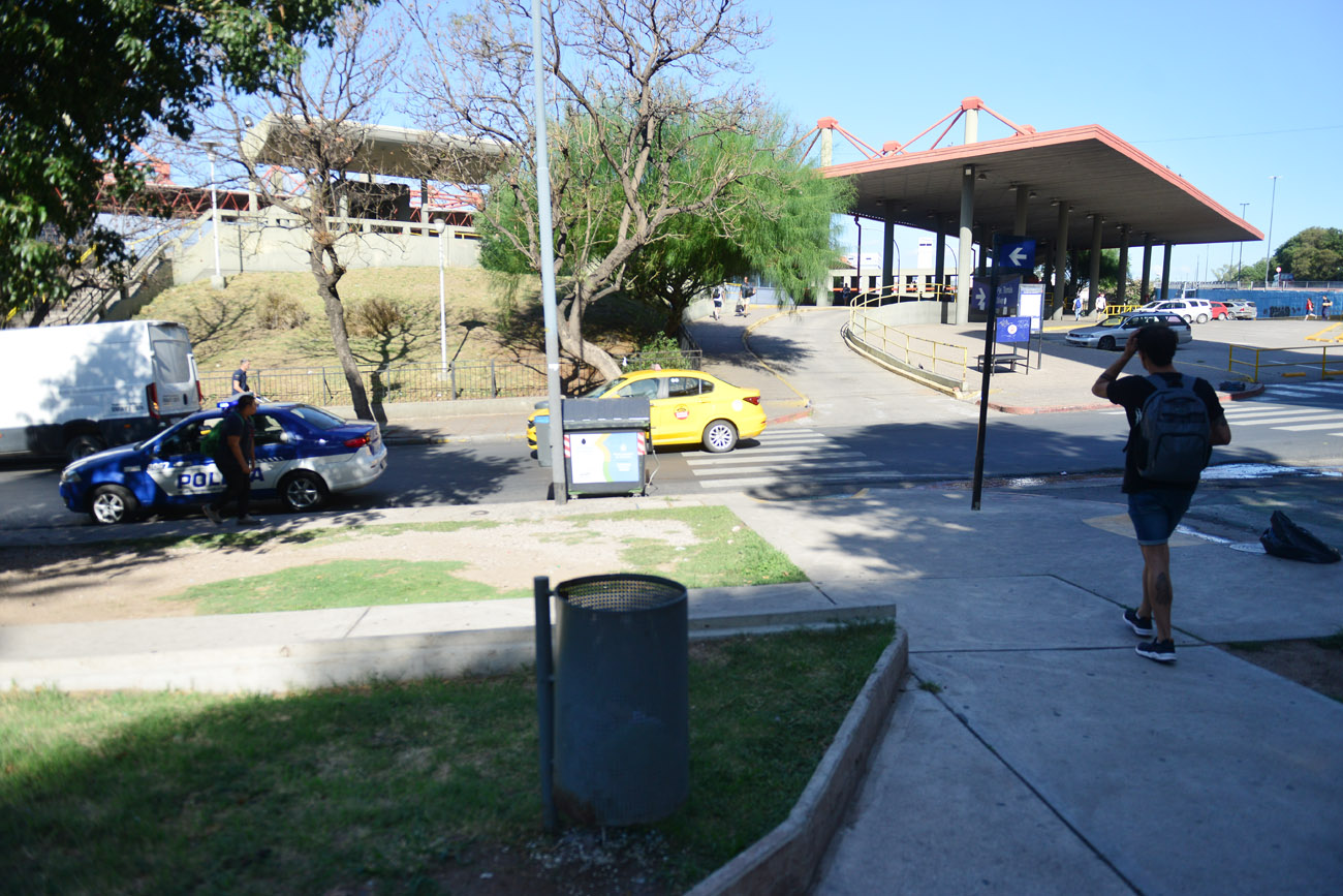 Un grupo de ladrones se organiza para robar en la zona de la Terminal de Ómnibus. (Nicolás Bravo / La Voz)